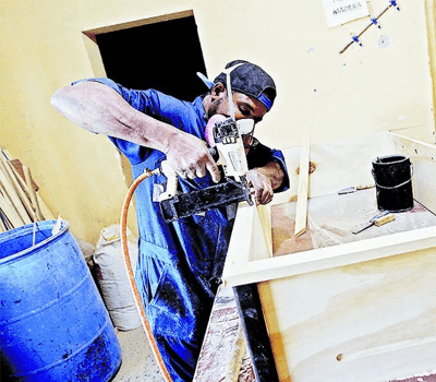 Trabajadores inmigrantes en la fabrica de Taca Taca Fratello Deportes. Foto: Andres Perez